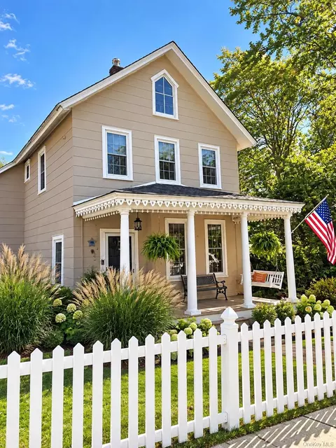 22 Grant Ave, Farmingdale, NY 11735