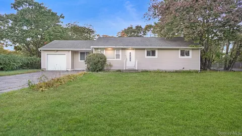 1596 E Forks Rd, Bay Shore, NY 11706
