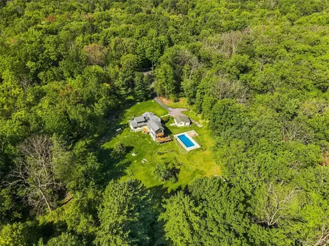 474 Oregon Trl, Shawangunk, NY 12566