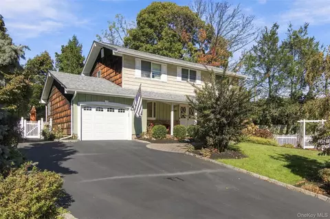 25 Cardinal Ln, Hauppauge, NY 11788