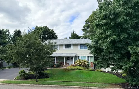25 Cardinal Ln, Hauppauge, NY 11788