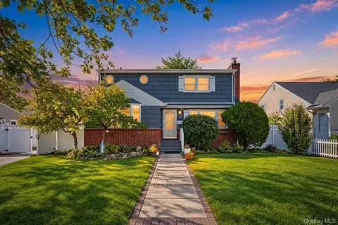125 Grant Ave, Copiague, NY 11726