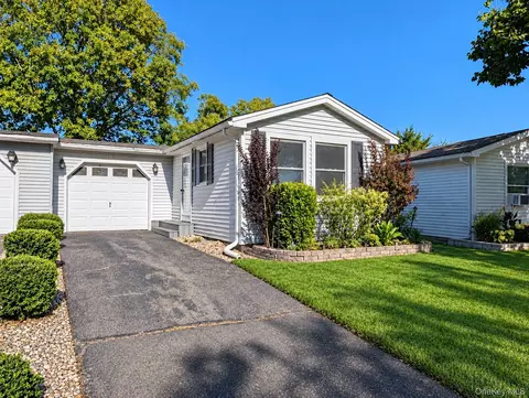 40 Greenwood Blvd, Manorville, NY 11949