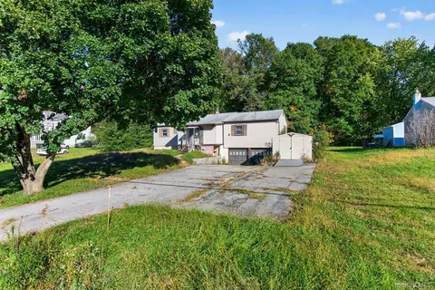 662 S Drury Ln, Rock Tavern, NY 12575
