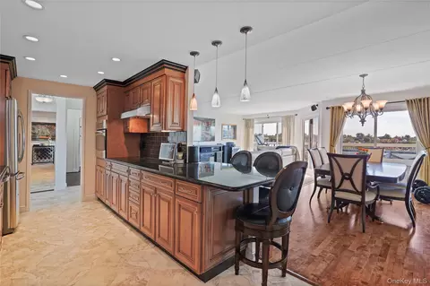 300 High Point Dr #610, Greenburgh, NY 10530