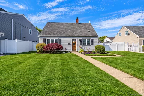 38 Anvil Ln, Levittown, NY 11756