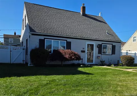 38 Anvil Ln, Levittown, NY 11756