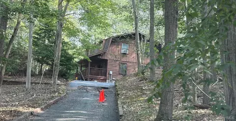 278 N Country Rd, Wading River, NY 11792