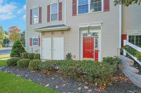 91 Meadow Ln, Clarkstown, NY 10954