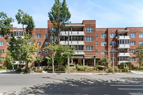 1 Kensignton Gate #209, North Hempstead, NY 11021