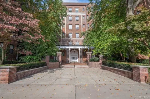 84-51 Beverly Rd #2J, Kew Gardens, NY 11415