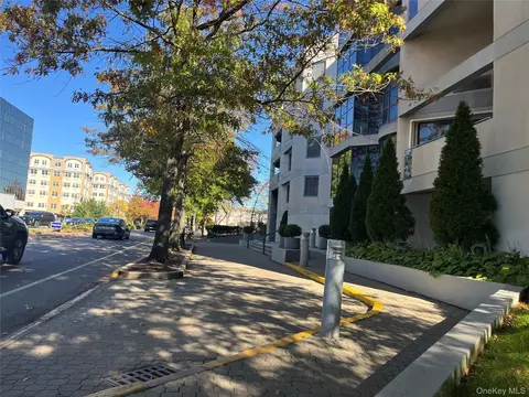 100 Great Neck Rd #3D, North Hempstead, NY 11021