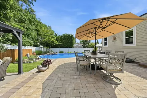 Exterior - 139 N Summit Ave, Patchogue, NY 11772 photo 5 of 10