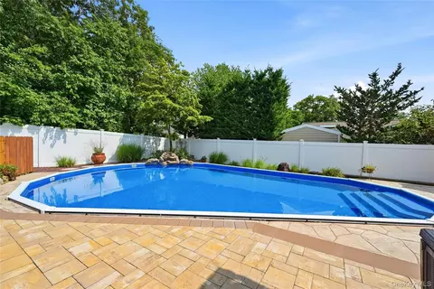 Exterior - 139 N Summit Ave, Patchogue, NY 11772 photo 9 of 10