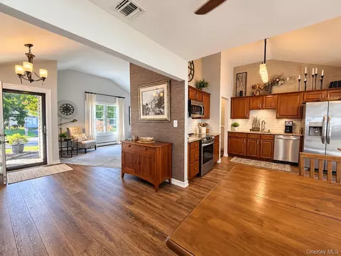 Entry Way - 139 N Summit Ave, Patchogue, NY 11772 photo 2 of 5