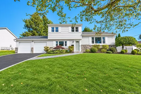 4 Adrienne Dr, Old Bethpage, NY 11804