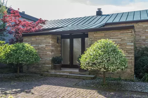 2 Pheasant Run, Old Westbury, NY 11568