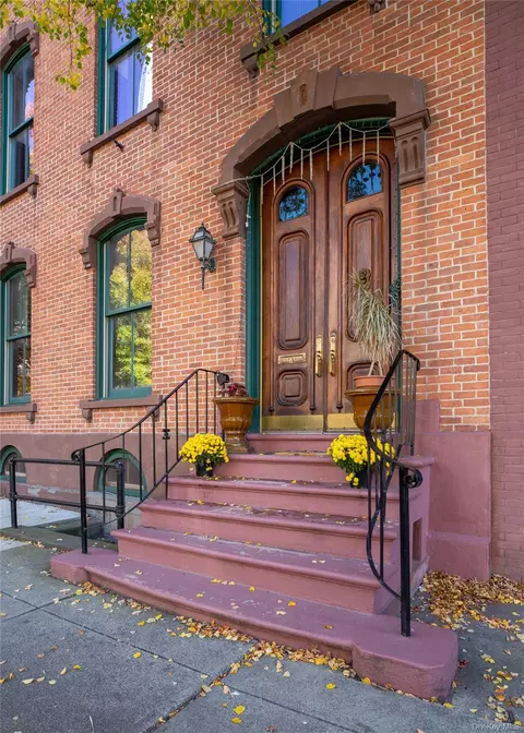 1914 Fifth Ave, Troy, NY 12180