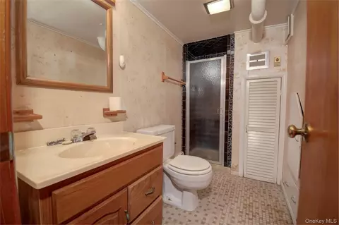 Bath - 125 Jackson St, Fishkill, NY 12524 photo 2 of 2