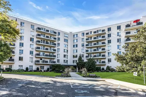 135 Post Ave #2T, North Hempstead, NY 11590