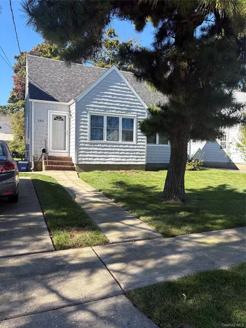 240 Roosevelt Ave, Freeport, NY 11520
