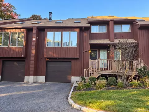 19 Braemar Ct, Clarkstown, NY 10956