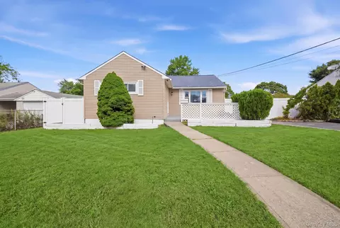 25 E Maple St, Central Islip, NY 11722