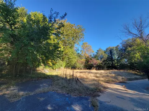 109 Sunken Meadow Rd, Smithtown, NY 11768