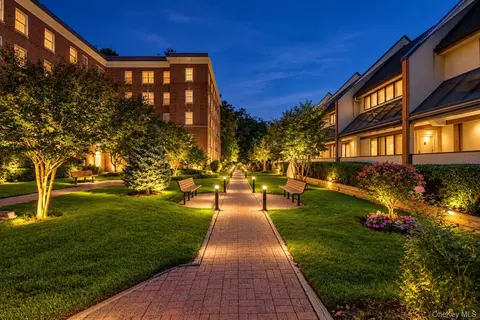 90 Knightbridge #1J, North Hempstead, NY 11021