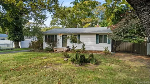 138 Belleview Ave, Center Moriches, NY 11934