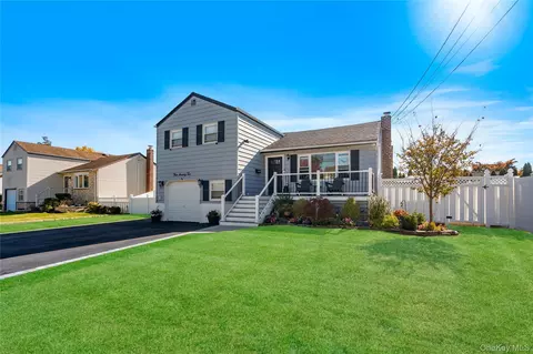472 N Atlanta Ave N, Massapequa, NY 11758