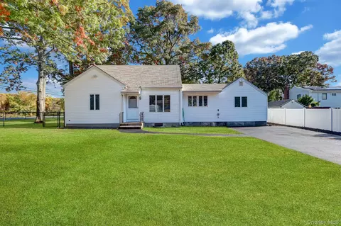203 Carroll Ave, Ronkonkoma, NY 11779