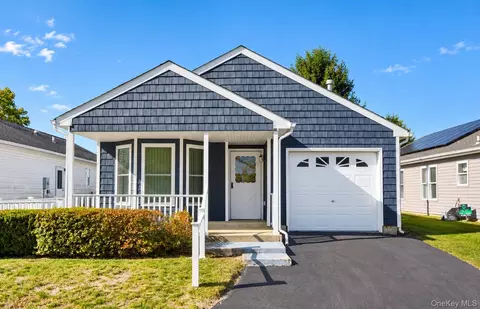 5147 Village Cir E, Manorville, NY 11949