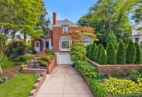 6 Crowntop Rd, North Hempstead, NY 11030