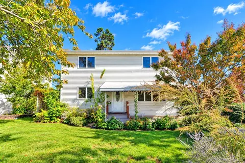 33 Lakewood Ave, Lake Ronkonkoma, NY 11779