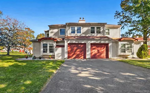 19 Hancock Ct, Coram, NY 11727