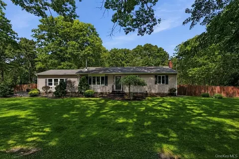 9 Pleasant View Rd, Ridge, NY 11961