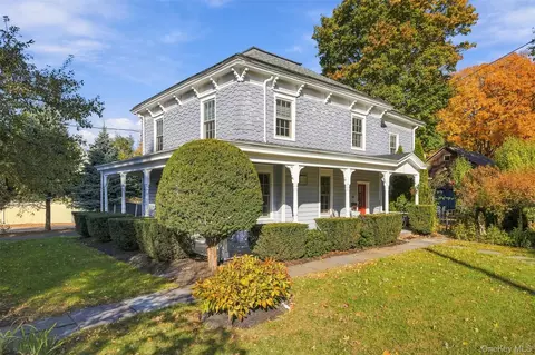 27 Mulberry St, Rhinebeck, NY 12572