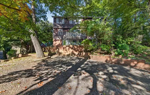 320 Harrison Dr, Centerport, NY 11721