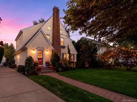 17 Lehigh Ct, Rockville Centre, NY 11570
