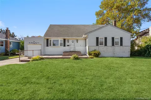 564 Center Briarwood Ave, West Islip, NY 11795