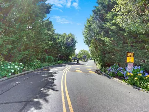 217 Alicia Dr, North Babylon, NY 11703