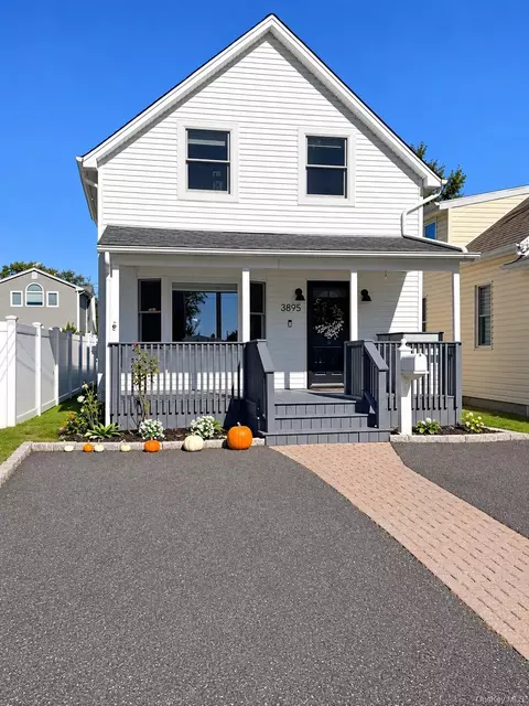 3895 South St, Seaford, NY 11783