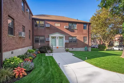57-74 246th Cres #57-74, Douglaston, NY 11362