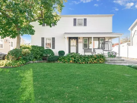 17 Arnold St, Hicksville, NY 11801