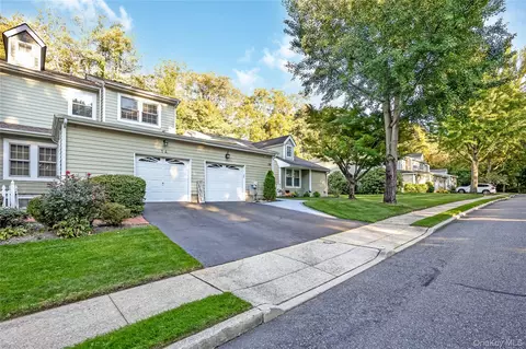 14 Victorian Ct, Huntington, NY 11743