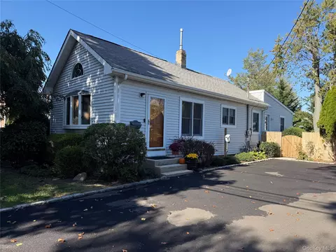 23 Wanser Pl, Amityville, NY 11701