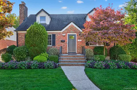 22 Dallas Ave, North Hempstead, NY 11040