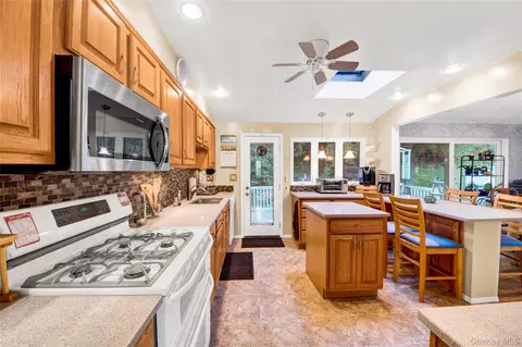 Kitchen - 36 Lark Ave, Greenburgh, NY 10607 photo 3 of 4