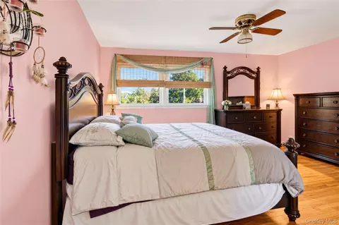 Bedroom - 36 Lark Ave, Greenburgh, NY 10607 photo 3 of 5